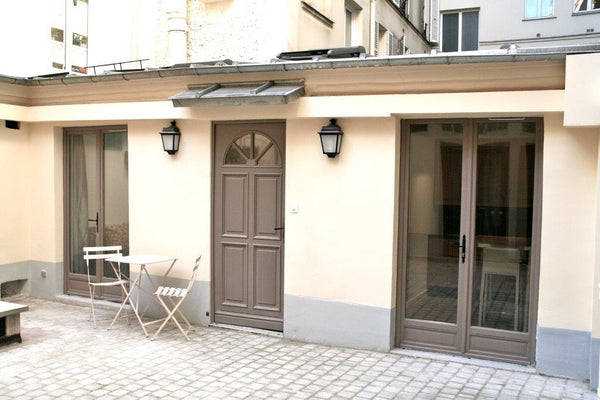 Le loft  refait par un architeçte est comme une maison. Porte d'entrée indépenda Paris, France Loft  design comme une maison Pasteur/Montparnasse Entire loft vacation rental 13742203