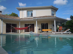 Dans un écrin de verdure, à 9 kms de la gare de Bordeaux et du salon Vinexpo, à  Artigues-près-Bordeaux, France Élégante villa dans un écrin de verdure, 2 pas Bx Entire home vacation rental 32421511