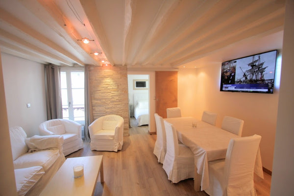 A beautiful apartment, brand new, with the benefits of a **** hotel.<br />Everyt Antibes, France Beautiful 5 rooms brand new, in charming building Entire rental unit vacation rental 15300127