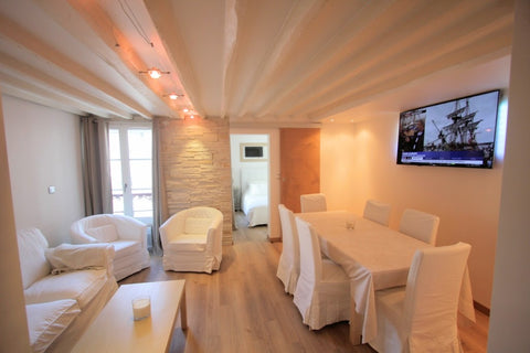 A beautiful apartment, brand new, with the benefits of a **** hotel.<br />Everyt Antibes, France Beautiful 5 rooms brand new, in charming building Entire rental unit vacation rental 15300127