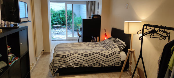 Une chambre avec un lit double, un bureau et une étagère pour déposer quelques v Brussels, Belgium Chambre privée avec vue et accès à la cour Private room in townhouse vacation rental 51792116