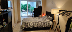 Une chambre avec un lit double, un bureau et une étagère pour déposer quelques v Brussels, Belgium Chambre privée avec vue et accès à la cour Private room in townhouse vacation rental 51792116