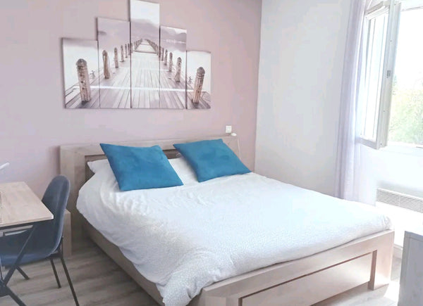 Bienvenue chez nous  !<br /><br />Vous adorerez le confort de cette chambre. <br Bordeaux, France Superbe chambre avec salle de bain privée Private room in bed and breakfast vacation rental 584812024062468606