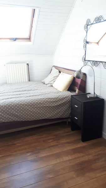 Private room with bed 140 cm. th floor only stairs. <br /><br />Shower, toilet e Antwerp, Belgium Small top floor room (4th) in family house Private room in townhouse vacation rental 43575983