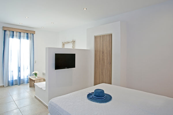 just  10 meters from Saint Prokopios beach, all studios for 4 people have sea vi Naxos, Greece colosseo studios, 4 pax  (on the beach) , naxos Room in hotel vacation rental 7061846