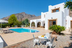 Navarone Villa is a modern and stylish 4 bedroomed villa with private pool, set  Epsom, United Kingdom Villa Navarone Entire villa vacation rental 43573567