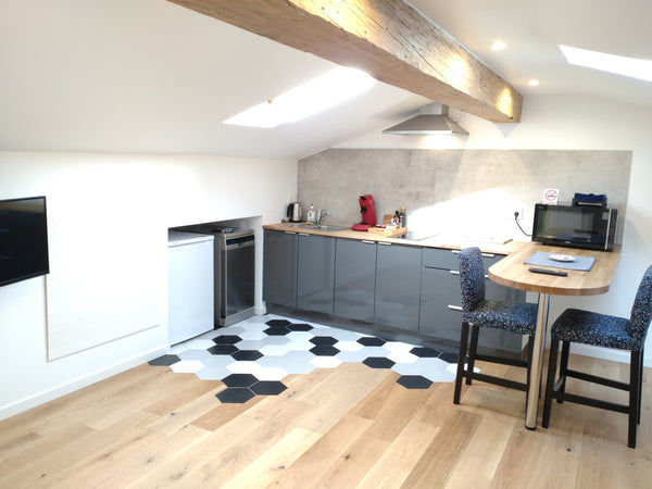 Petit studio dans un immeuble en pierre au calme, à quelques pas du Jardin Publi Bordeaux, France studio cocoon  BORDEAUX Chartrons/ Jardin Public Entire rental unit vacation rental 579483280909753068