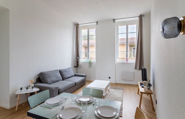 Located in Lyon, France's gastronomical capital, this charming flat is within wa  GuestReady-Spacious apt on slopes of Croix-Rousse Entire rental unit vacation rental 624254131141504490