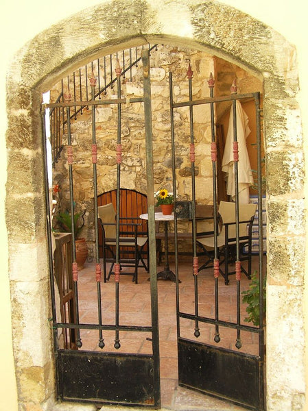 Ground floor studio apartment with arches and a backyard in the old town of Reth Rethimnon, Greece Cosy apartment in quaint Rethymno Entire rental unit vacation rental 5128678