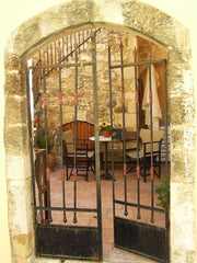 Ground floor studio apartment with arches and a backyard in the old town of Reth Rethimnon, Greece Cosy apartment in quaint Rethymno Entire rental unit vacation rental 5128678