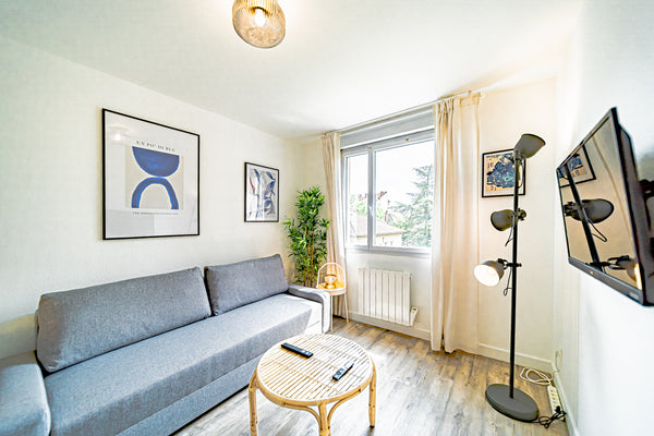 Joli studio rénové situé dans un quartier calme et résidentiel, à 3 minutes à pi Lyon, France Le petit Dauphiné-studio rénové-Sans soucis Entire rental unit vacation rental 625148841332008717