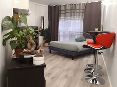 Lovely new studio  21.5 meters square in great and safe Area, 2 minutes from mét Paris, France Studio neuf cosy au cœur du 15e Entire rental unit vacation rental 23493961