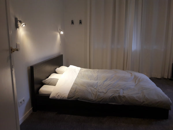 Une chambre au décor moderne et design dans une villa au milieu d'un grand jardi Brussels, Belgium Logement indépendant dans un grand jardin en ville Private room in home vacation rental 33127424