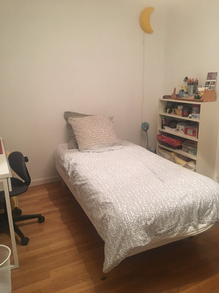 Petite chambre de 11 m2 , avec lit 1 place et petit bureau. Salle de douche rése Lyon, France Chambre plus salle de douche privée Private room in condo vacation rental 33061391