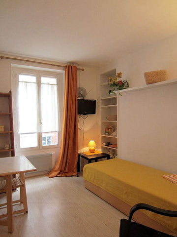 Au coeur d'une belle rue piétonne d'un quartier très recherché du 7e arrondissem Saint-Germain-en-Laye, France JOLI STUDIO PROCHE TOUR EIFFEL Entire rental unit vacation rental 1165022