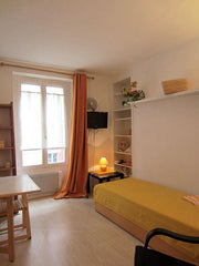 Au coeur d'une belle rue piétonne d'un quartier très recherché du 7e arrondissem Saint-Germain-en-Laye, France JOLI STUDIO PROCHE TOUR EIFFEL Entire rental unit vacation rental 1165022