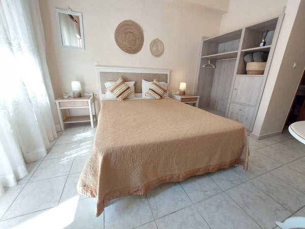 Ideal for couples, solo travelers & digital nomads to enjoy a stay in Chania, th Chania, Greece Cosy studio in Chania town 1' walk to beach 🏖️ Entire rental unit vacation rental 801010