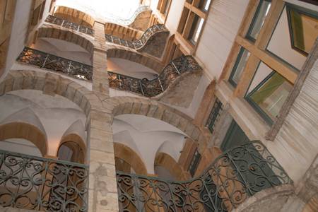 ce très grand 2 pièces, au charme incontestable, est idéalement situé, au cœur d Lyon, France Magnifique appartement dans immeuble classé XVII s Entire rental unit vacation rental 28449358