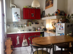 Alice et moi sommes deux étudiantes. Il arrive que l'une d'entre nous ne soit pa Bordeaux, France Appartement centre ville Bordeaux Private room in rental unit vacation rental 34665219