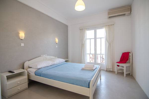 A double or twin room with spectacular view to Aegean sea and the pool.<br />Per Ios, Greece double or twin with spectacular view to the sea Private room in guesthouse vacation rental 21227452