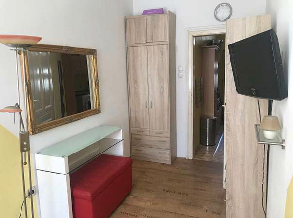 Zentrale verkehrsgünstige kleine Mini-Wohnung bestehend aus zwei kleinen Räumen. Vienna, Austria Mini-Wohnung zentral und verkehrsgünstig Entire rental unit vacation rental 21925283