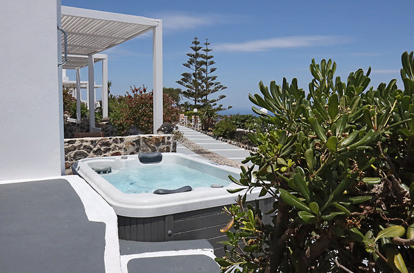 Situated in Imerovigli, Phaos Santorini Suites offers an amazing view of the end Greece Phaos Suites Deluxe Suite with Hot Tub & Sea View Private room in bed and breakfast vacation rental 2868325