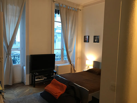 Belle chambre haut de plafond, en plein coeur de Lyon. Dispose d'une salle de ba Lyon, France Grande Chambre Plein Centre Ville Private room in rental unit vacation rental 11156571