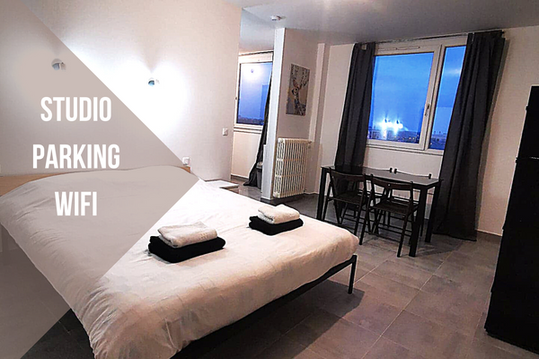 Studio de 30 m2 entièrement rénové, avec stationnement gratuit et d'une très bon Luzinay, France Ô Bon temps Lyon 8  Suite 2 Entire condo vacation rental 704019680551800061