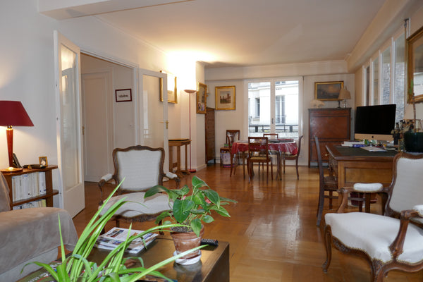 Immeuble calme dans quartier résidentiel, beaucoup de commerces et de restaurant Paris, France Paris 15ème. Appartement 80m2, idéalement situé. Entire rental unit vacation rental 23683137