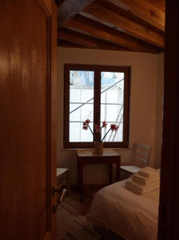 Cosy sleeping room with private bathroom in the full city center of Brussels. Fr Brussels, Belgium L'Auberge de l'eclipse : bedroom private bathroom Private room in home vacation rental 554013423958082005