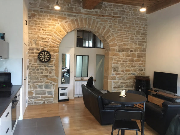 Chambre privée en rez-de-chaussée donnant sur rue dans un appartement de style c Lyon, France Chambre dans appartement canut + parking fermé Private room in rental unit vacation rental 53692217