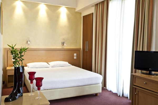 Room Size 16 m² <br />This room has air conditioning, a satellite TV and safe. I GR Double Hotel Room with Balcony in Athens Room in hotel vacation rental 30422137
