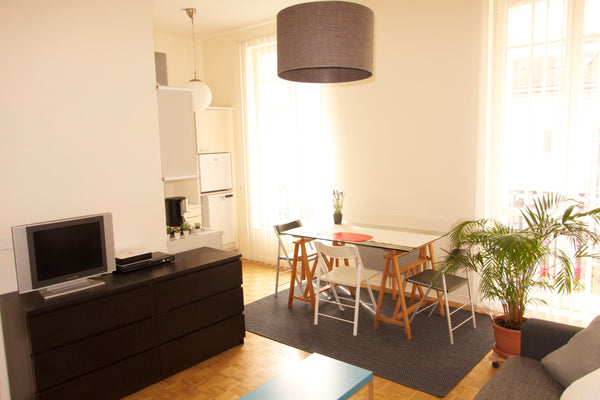 Dans un bel immeuble ancien d'un quartier typique de l'Est parisien, appartement  A 15 minutes du coeur de Paris....! Entire rental unit vacation rental 3189135