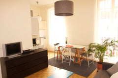 Dans un bel immeuble ancien d'un quartier typique de l'Est parisien, appartement  A 15 minutes du coeur de Paris....! Entire rental unit vacation rental 3189135