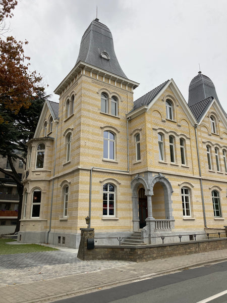 Dans un petit Manoir de 1922, Au dernier étage de celui-ci, bel appartement 4 ch  Spacieux appartement dans un authentique Manoir Entire rental unit vacation rental 49493686