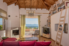 Located 10 minutes by car from Daskalogianis airport, 7 minutes from Suda Bay an Chania, Greece Irida' s House, a fairylike house with superb view Entire home vacation rental 31799501