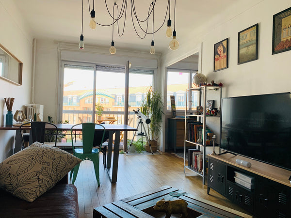 Logement calme et spacieux à 2 min à pieds des transports en commun. <br />Proch Bourgoin-Jallieu, France Calme, Spacieux et lumineux. Terrasse plein Sud ☀️ Entire rental unit vacation rental 43877950