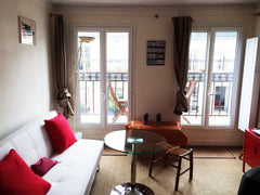 Situé dans une rue donnant sur la rue des Martyrs, proche du métro Notre Dame de Paris, France agréable 2 pièces, rue des Martyrs Entire rental unit vacation rental 6900325