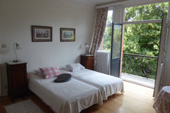 Comfortable twin bed room in a beautiful "Maison de Maître" in Uccle.  You will  Brussels, Belgium Beautiful and spacious twin bed room in Uccle Private room in bed and breakfast vacation rental 27354508
