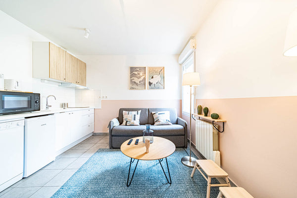 Charmant studio pour 4 personnes bénéficiant d'un garage, situé au rez-de-chauss Lyon, France Le petit Montel- studio avec garage-métro Valmy Entire rental unit vacation rental 677199809560420011