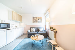 Charmant studio pour 4 personnes bénéficiant d'un garage, situé au rez-de-chauss Lyon, France Le petit Montel- studio avec garage-métro Valmy Entire rental unit vacation rental 677199809560420011