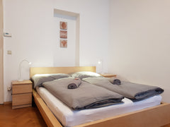 Schöne Altbauwohnung direkt bei der U-6 Station, Strassenbahn und Citybike-Stati Vienna, Austria Bright two Room Apartment 52m² Entire rental unit vacation rental 33429061