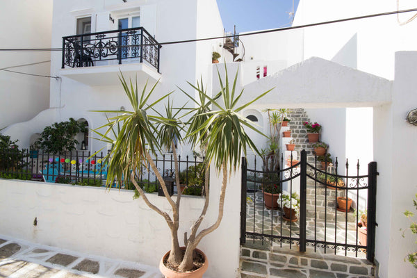 Beautiful apartment in the centre of Paroikia with private balcony and full equi  Comfortable apartment in Central Paroikia - 1 Cycladic home vacation rental 19368206
