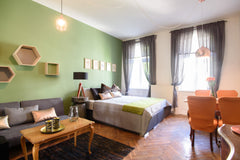 Meine Unterkunft ist in der Nähe von Schloss Belvedere,Hauptbahnhof,Botanischer  Vienna, Austria Belvedere Palace Area Studio #2 Entire rental unit vacation rental 13370700