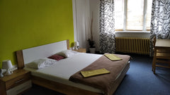 Nacházíme se cca 300m od stanice metra Jinonice (žlutá linka) a nákupního centra Prague, Czechia Manželská se sdílenou koupelnou a WC Room in hotel vacation rental 24983949
