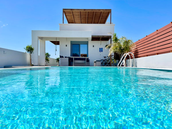 Relax with the whole family at this peaceful place to stay.<br /><br />Located i London, United Kingdom Amazing 3 en-suite bedroom villa with private pool Entire villa vacation rental 611199032690654306