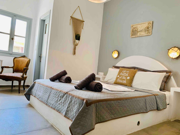 Recently renovated, this private suite studio is located moments from the black  London, United Kingdom 2 BEACH STUDIO W KITCHEN SECONDS FROM THE SEA Cycladic home vacation rental 16794301