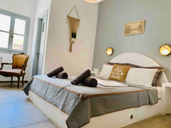 Recently renovated, this private suite studio is located moments from the black  London, United Kingdom 2 BEACH STUDIO W KITCHEN SECONDS FROM THE SEA Cycladic home vacation rental 16794301