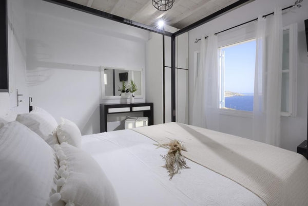 Enjoy the modern charm of this cozy house!<br /><br /><b>The space</b><br />This Mikonos, Greece Honeymoon suite by Amelie Suites Private room in serviced apartment vacation rental 44501403