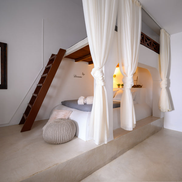 Just a short walk (4-5 min) from the centre of Fira, Emerald Apartments is a Cyc  Emerald B- BankBeds studio Fira Cycladic home vacation rental 24182158